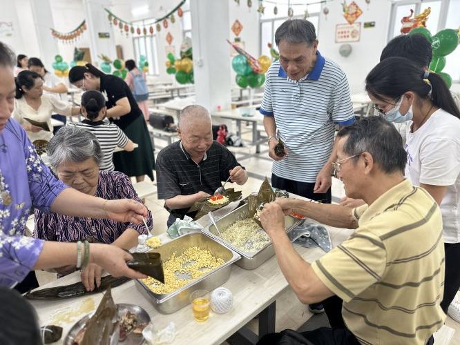 院举办离退休老同志端午节活动